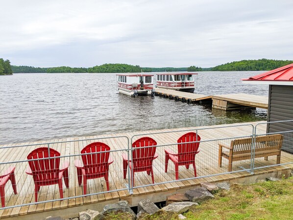 Terrace/patio - Fun Cottage for Friends and Family, Close by Lake, Fishing, Campfires, BBQ (Port Loring)