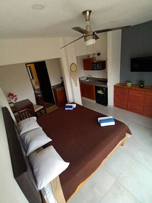 Deluxe Studio Suite, 1 King Bed | Minibar, free WiFi, bed sheets