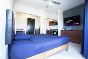 Suite estudio Deluxe, 1 cama King size | Minibar, wifi gratis y ropa de cama