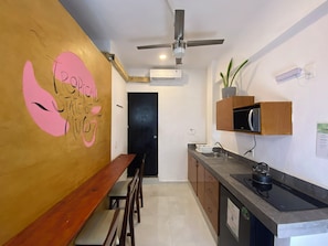 Phòng tập thể Tiêu chuẩn, chỉ dành cho nữ (Dormitory 2) | Bếp riêng | Tủ lạnh nhỏ, lò vi sóng, bếp nấu, dụng cụ nấu nướng/bát dĩa/dao nĩa 