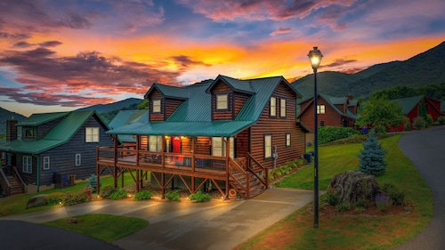 Panoramic Mountain Views/Roaming Elk/Fireplaces