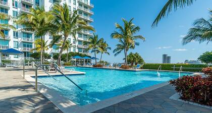 Penthouse Condo, minutes from Downtown & from the Beach