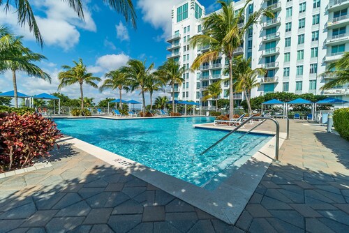 Penthouse Condo, minutes from Downtown & from the Beach