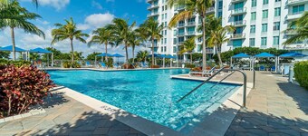 Penthouse Condo, minutes from Downtown & from the Beach