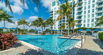 Penthouse Condo, minutes from Downtown & from the Beach