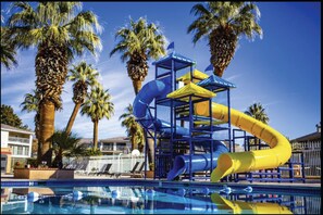 Een binnenzwembad, een buitenzwembad