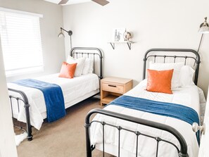 4 quartos, ferros/tábuas de passar roupa, berço de viagem