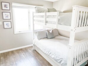 4 quartos, ferros/tábuas de passar roupa, berço de viagem