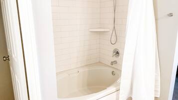 Ensemble douche/baignoire, sèche-cheveux, serviettes fournies, savon