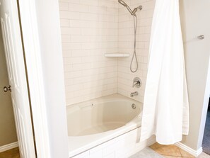 Chuveiro/banheira combinados, secador de cabelo, toalhas de banho 