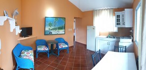 Kühlschrank, Herdplatte, Wasserkocher mit Kaffee-/Teezubehör