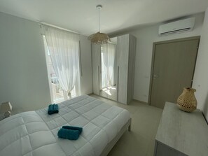 2 Schlafzimmer, Schreibtisch, Bügeleisen/Bügelbrett, Reisekinderbett