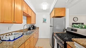 Coffee/tea maker, fridge, microwave, oven