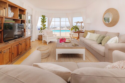 Amazing 3 bedroom Ocean view with pool