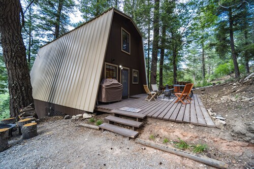 Modified A Frame Cabin.King bed. Only mins. from Ski Cloudcroft and the village.