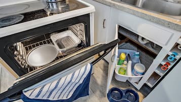 Refrigerador, microondas, placa de cocina, cafetera/tetera