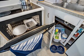 Refrigerador, microondas, parrilla de estufa y cafetera y tetera