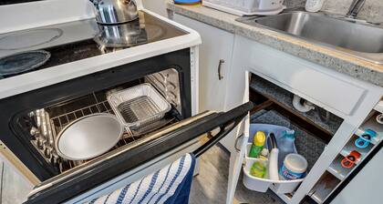 Rustic Spacious Studio/Aurora area/Sleeps 2/Pet Friendly/FREE WI-FI & Parking