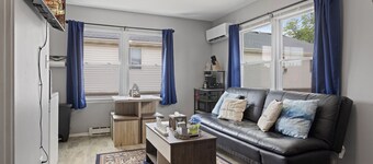 Rustic Spacious Studio/Aurora area/Sleeps 2/Pet Friendly/FREE WI-FI & Parking