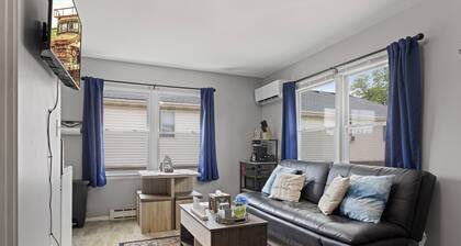 Rustic Spacious Studio/Aurora area/Sleeps 2/Pet Friendly/FREE WI-FI & Parking