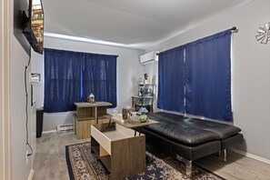 1 habitación, tabla de planchar con plancha, wifi gratis y ropa de cama