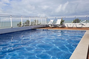 Apartamento familiar | Piscina | Una piscina al aire libre
