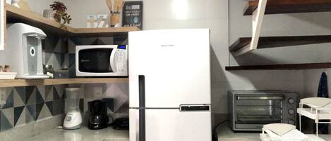 Een koelkast, een magnetron, een oven, een kookplaat