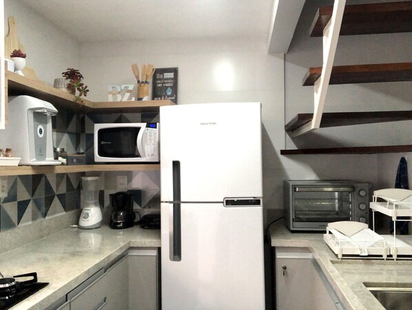 Geladeira, micro-ondas, fogão, cooktop