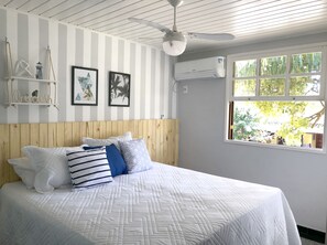 2 quartos, ferros/tábuas de passar roupa, berço de viagem