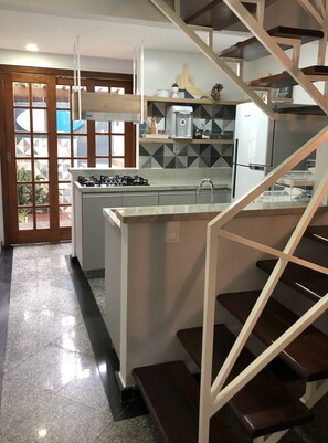 Geladeira, micro-ondas, fogão, cooktop