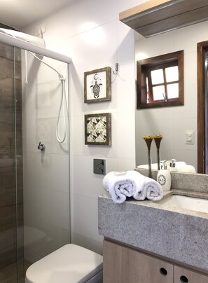 シャワー、タオル、石鹸、トイレットペーパー
