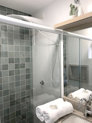 Shower, towels, soap, toilet paper - Beautiful, cozy, and well-equipped - Geribá within walking distance! (Armação dos Búzios)