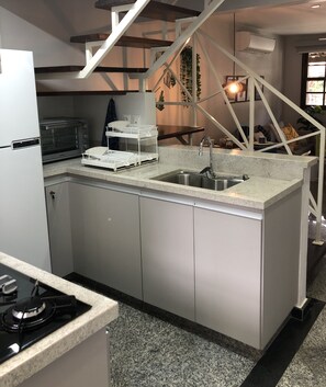 Geladeira, micro-ondas, fogão, cooktop