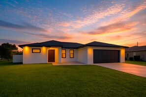 Exterior - Luxury Pool & Spa! Sunny Cape Coral Getaway (Cape Coral)