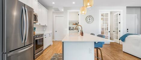 Refrigerador, microondas, horno, placa de cocina