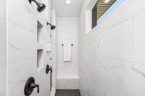 Badewanne, Haartrockner, Handtücher, Seife