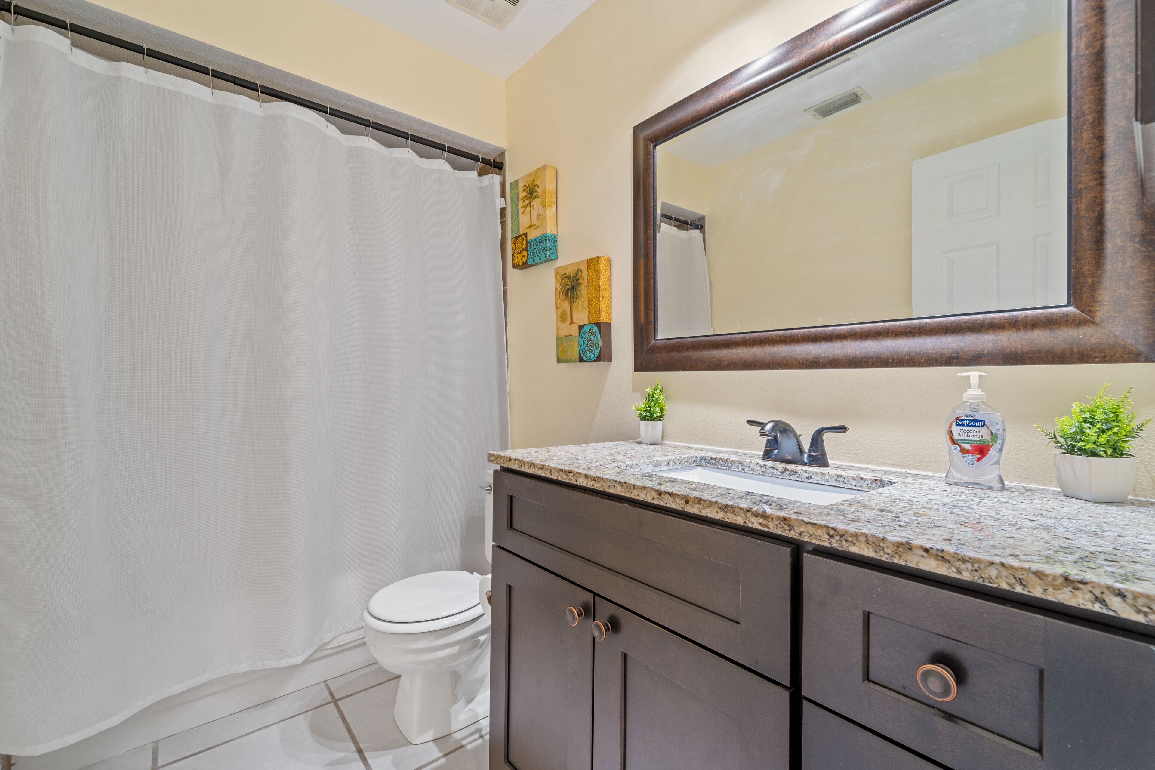 Tina con regadera, secadora de cabello, bidet, toallas 