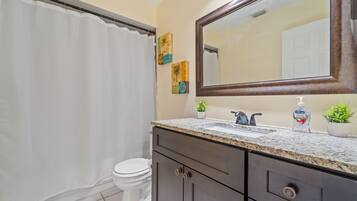 Tina con regadera, secadora de cabello, bidet, toallas