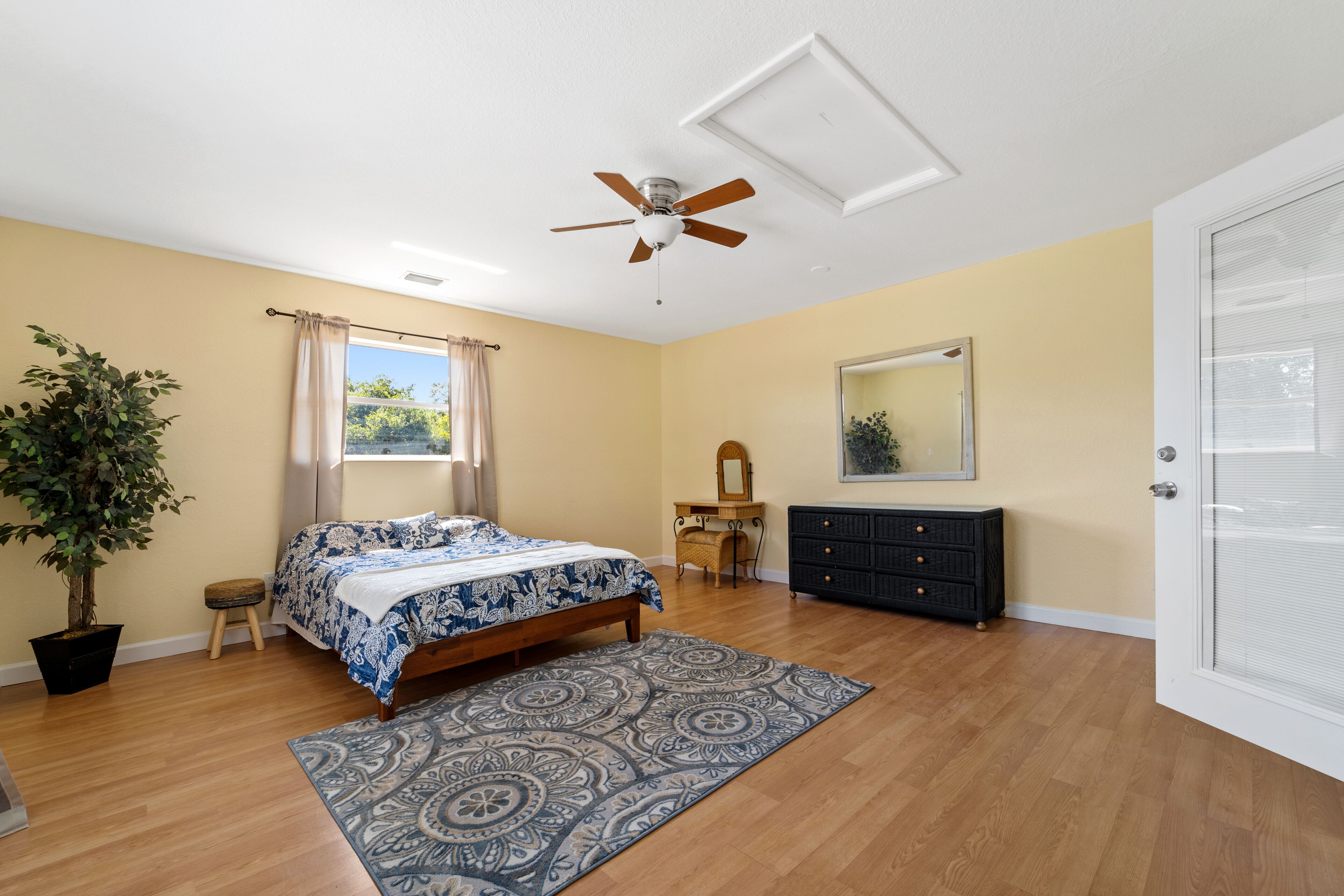 3 habitaciones, tabla de planchar con plancha, wifi y ropa de cama 