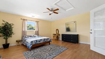 3 habitaciones, tabla de planchar con plancha, wifi y ropa de cama