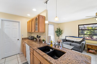 Tropical Palm Oasis - Cozy Private Heated Pool Home!