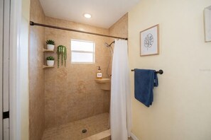 Duschwanne, Bidet, Handtücher, Seife