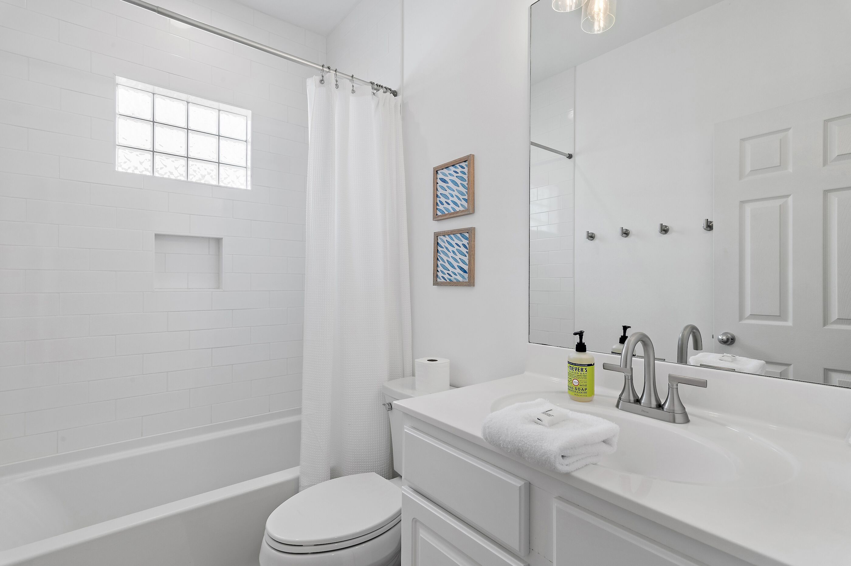 Ein modernes Badezimmer mit Badewanne, Toilette und Waschbecken.