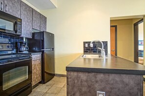 Refrigerador, microondas, horno y parrilla de estufa 