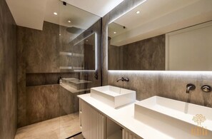 A modern bathroom with two white sinks, a large mirror, and a shower area. - Beautiful, peaceful villa with a view of the sea (Gassin)