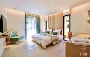 A modern hotel room with a bed, a desk, and a TV. - Beautiful, peaceful villa with a view of the sea (Gassin)