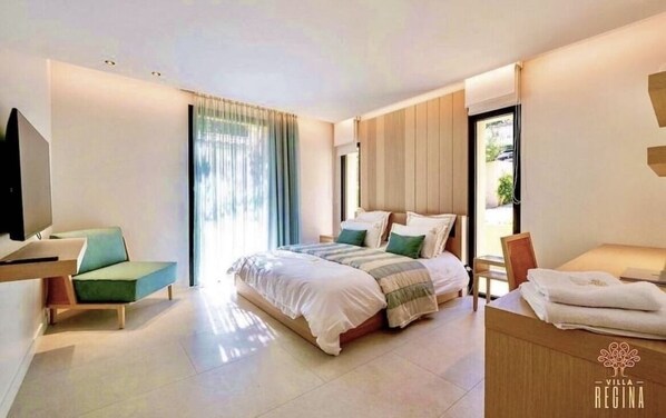 Une chambre d’hôtel moderne équipée d’un lit, d’un bureau et d’une télévision.