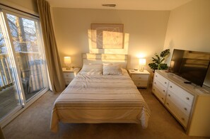 2 bedrooms, WiFi, bed sheets - 10 minute walk to the beach! Family- size condo (Ocean City)