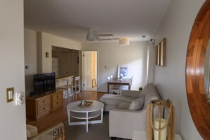 Smart TV, books - 10 minute walk to the beach! Family- size condo (Ocean City)