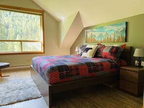 3 bedrooms, WiFi, bed sheets, wheelchair access - Beautiful Ski In/Out Riverside Retreat at the Base of Panorama ♥️♥️ (Panorama)